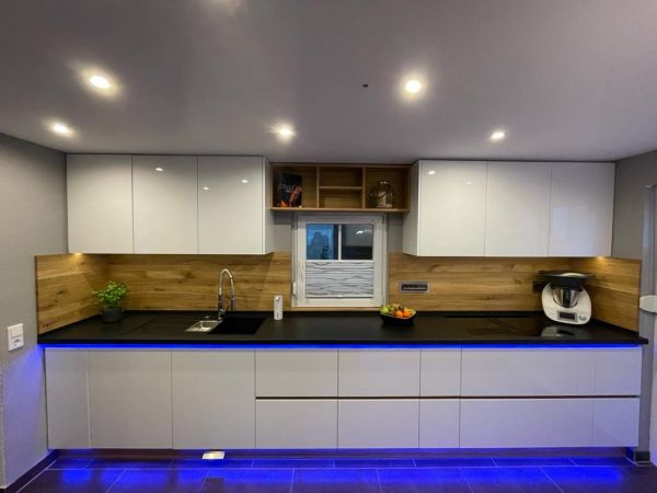 Küche Hochglanz mit LED-Beleuchtung