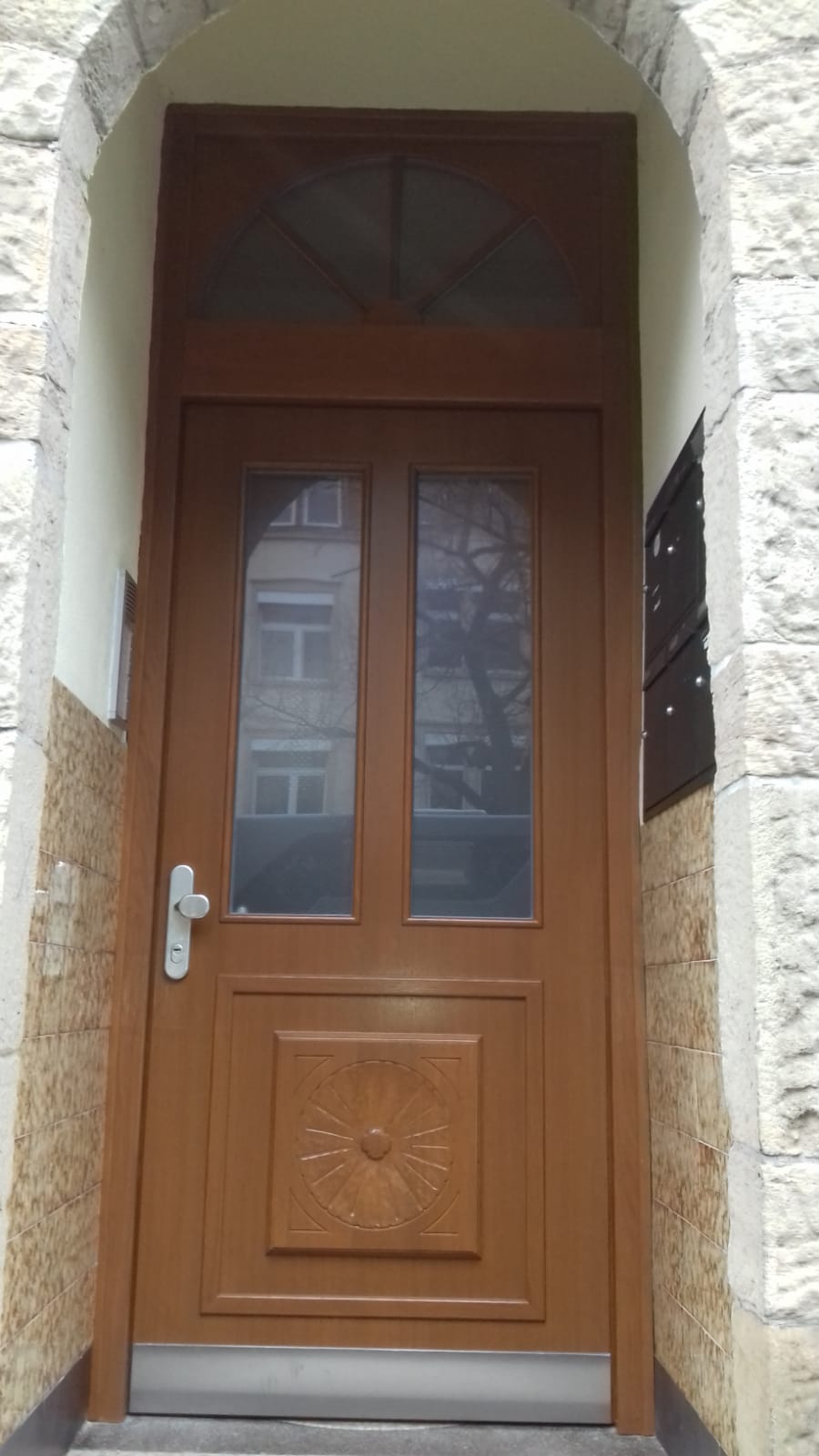 Historische Tür mit Rundbogen-Oberlicht